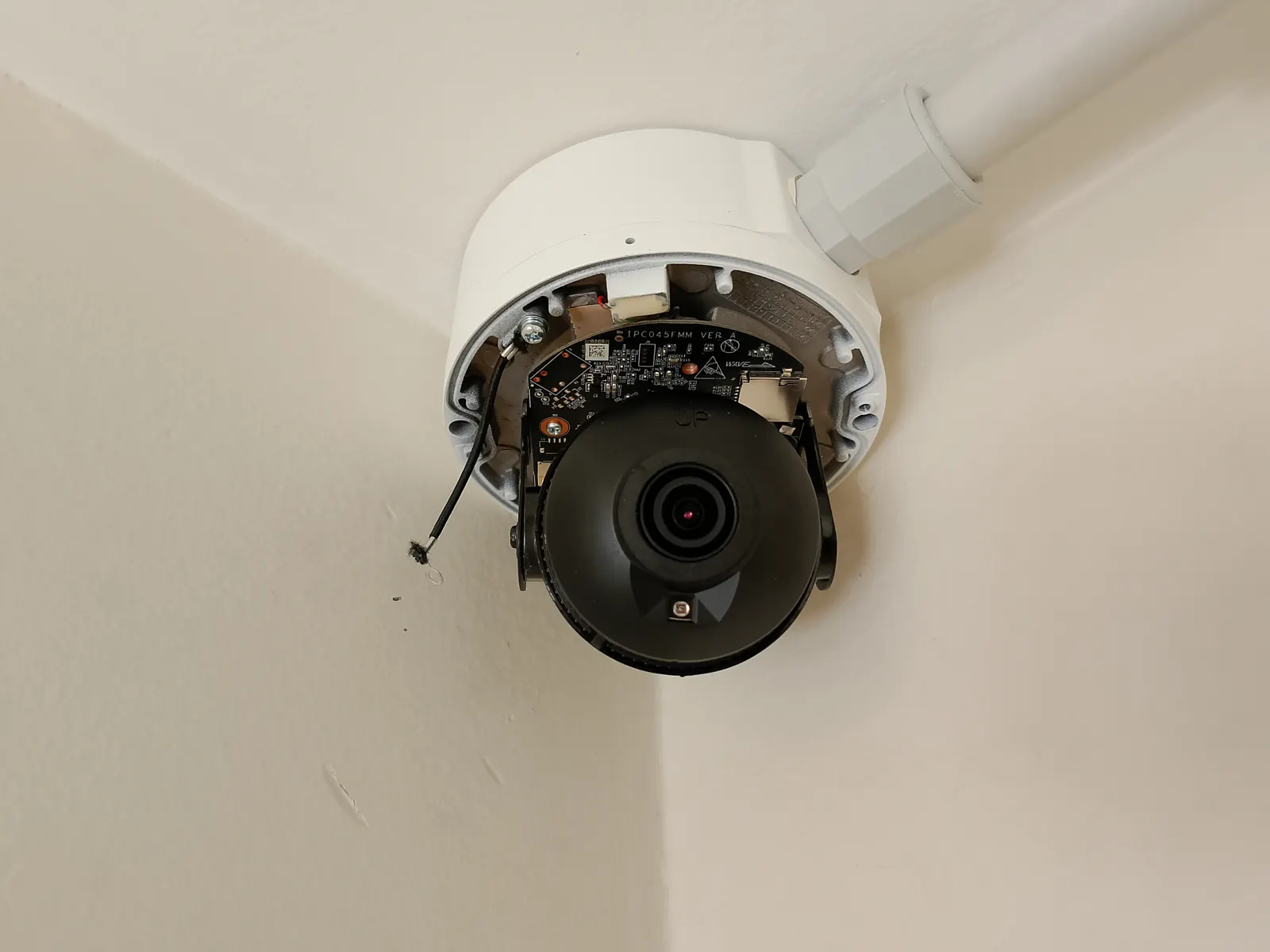 Cámara de videovigilancia tipo domo instalada en el techo.
