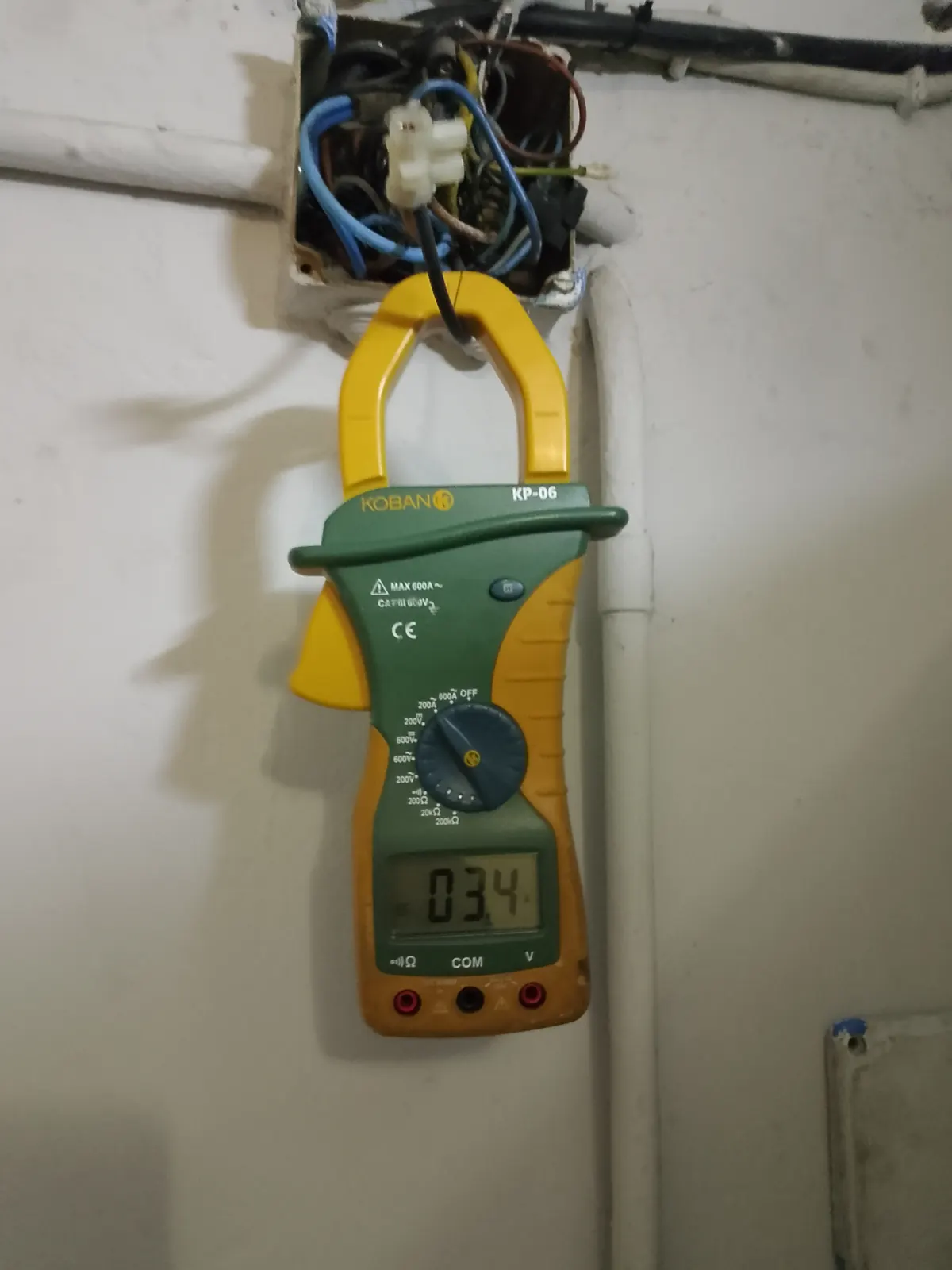 Pinza amperimétrica tomando una medida en una revisión eléctrica.