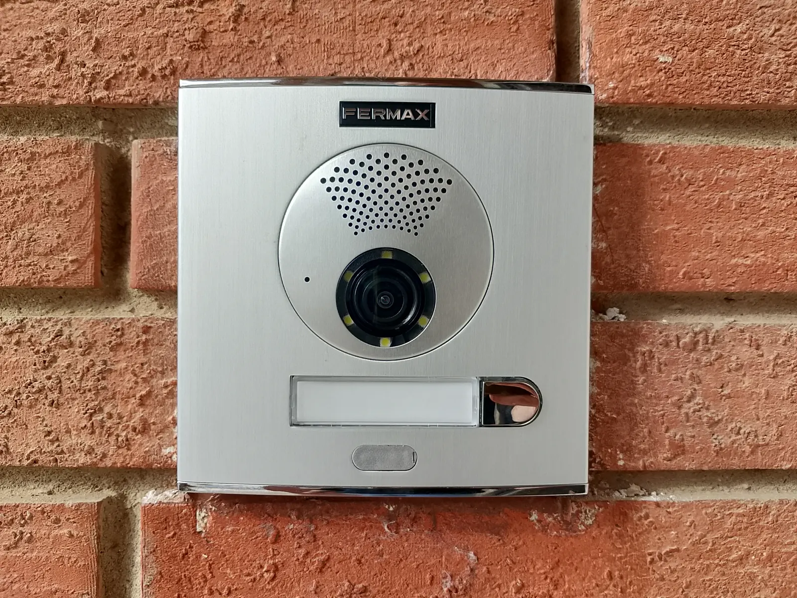 Videoportero Fermax con cámara en una vivienda unifamiliar.